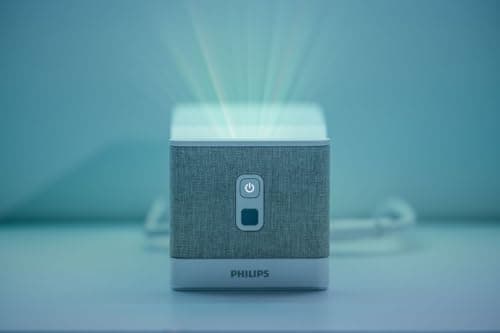 Philips UL5 Smart, Proiettore Ultra Breve Focale, Full HD 1080p, Triple Laser, Wi-FI, Correzione d'immagine avanzata, Suono Stereo, Sistema Lumin OS con applicazioni, Bianco