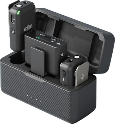 DJI Mic (2 trasmettitori + 1 ricevitore + base di ricarica), microfono Lavalier, portata 250 m, durata della batteria 15 ore, cancellazione del rumore, microfono radio per PC, iPhone, interviste,