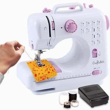 Artigianato &Co® Macchina da cucire Principiante | Mini Macchina da cucire con 12 punti incorporati | Macchina da ricamo elettrica Overlock | Funziona a batteria o tramite adattatore | Bianco-viola