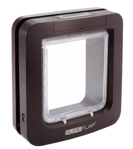 Porta per animali con lettore di microchip SureFlap Sure Petcare per gatti e piccoli cani, comp. Targhetta per collare RFID e microchip, Marrone, rich. 4 batterie cella C (non incl.)